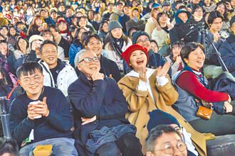 重現《愛情萬歲》名場面楊貴媚陪3千人哭著跨年