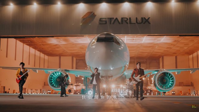 阿信笑说，拍摄当天还等了一下，竟然是K董亲自驾驶协助拍摄。（图／相信音乐YouTube）