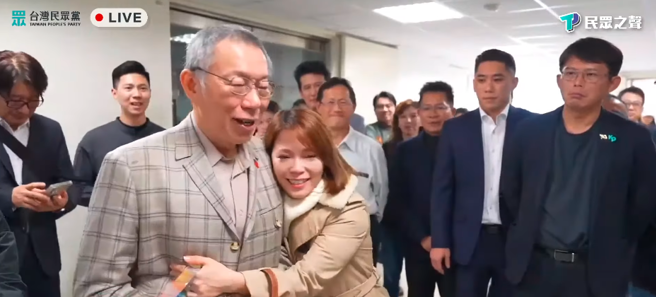 民眾党前主席柯文哲1日赴党中央开会后，请辞党主席并与党公职拥抱。(翻摄自柯文哲YouTube)