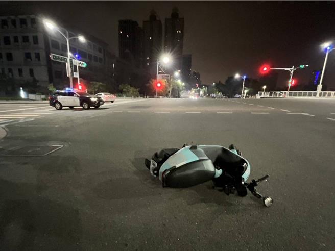 警方調查，肇事駕駛楊男追撞騎士後，因為沒有立即在現場擺放警戒物，導致騎士遭後車輾壓受傷送醫。（民眾提供／紀爰高雄傳真）