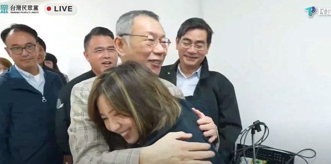 柯文哲与学姊拥抱。（取自民眾之声Youtube）