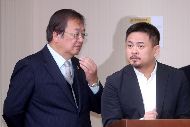 针对立院通过《就业服务法》第46条条文修正案，劳动部长洪申翰（右）2日在立法院受访时，再度表达恐影响重症家庭的照顾权益的担忧，强调移工并非台湾要进多少就有多少，要看移工母国的状况，并与卫福部共同研议如何降低衝击、优先保障重症家庭的照顾权益。左为卫福部长邱泰源。（黄世麒摄）