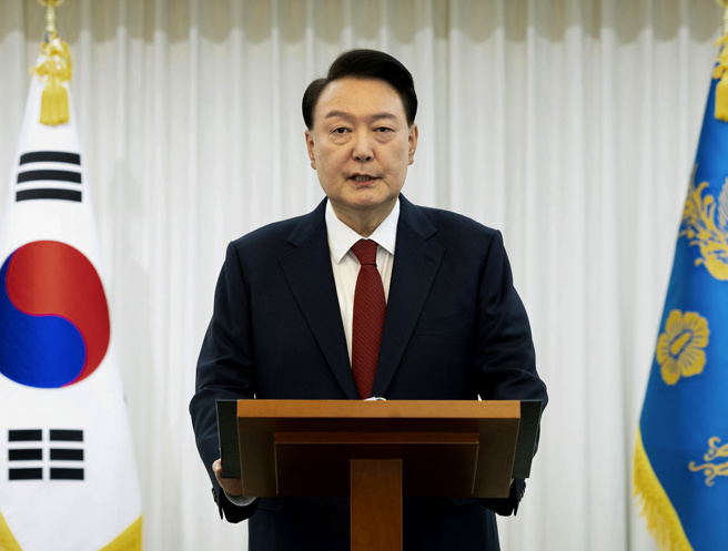 南韩总统尹锡悦因实施戒严遭弹劾、停职，韩联社报导，南韩公调处最快2日执行拘留令。（美联社）