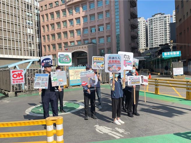 桃園市警察局統計去年11、12月死亡人數26人，比前年同期減少10人，下降27.8％。檢方表示，為降低交通事故傷亡人數，以強力執法及宣導為主，果然收到成效。呼籲用路人、民眾遵守交通規則。（警方提供）