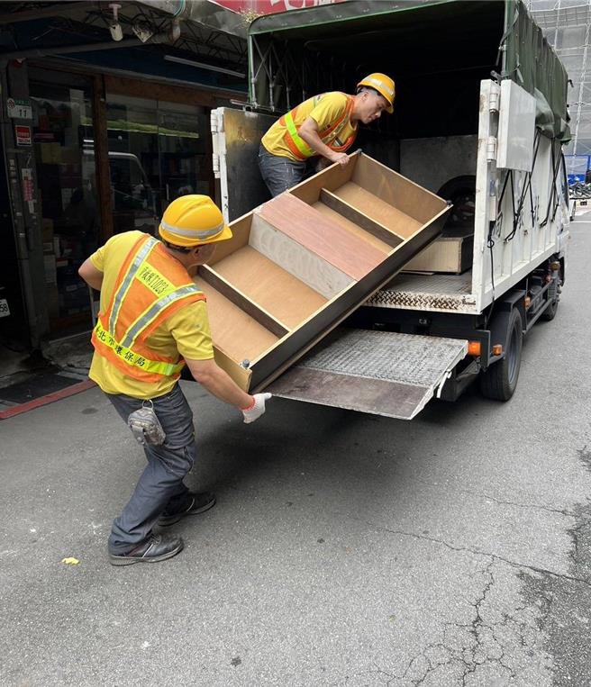 北市环保局推动「再生家具．让爱永续」援赠计画，今年扩大援助对象至独居老人及资收个体户。（台北市环保局提供／谢佳君台北传真）