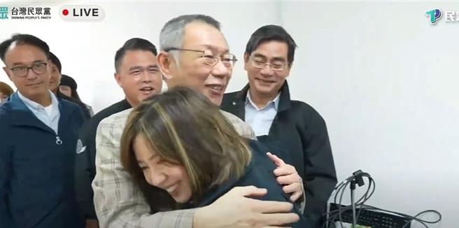 民眾党前主席柯文哲1日赴党中央开会后，请辞党主席并与党公职拥抱。(翻摄自民眾之声)