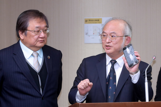 台大醫院接連爆出多起名醫性騷、性侵案，引發社會關注。衛福部長邱泰源（左）、台大醫院院長吳明賢（右）2日到立法院列席備詢。（黃世麒攝）