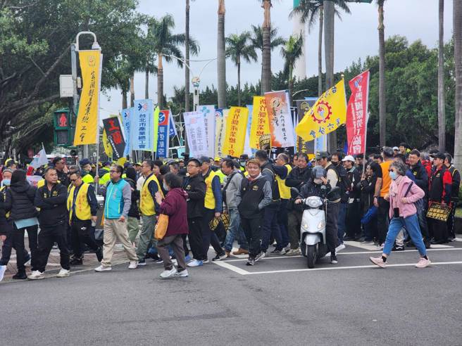 劳团到立法院抗议要求恢復7天假，一度和警方发生衝突。（记者黄敬文／摄影）