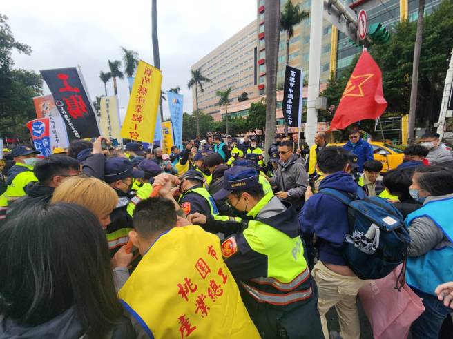 多个劳团齐聚立法院抗议，场面混乱。（记者黄敬文／摄影）