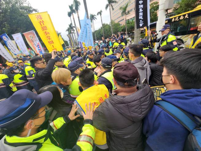 劳团与现场警方一度发生拉扯。（记者黄敬文／摄影）
