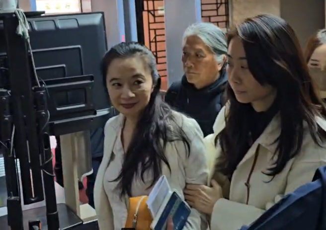 应晓薇（左）上午在友人陪同下，身穿轻便白色衬衫及外套、蓝色运动长裤，一派轻松微笑的进入北院，似乎对今天的羁押庭相当有信心。（民眾提供）