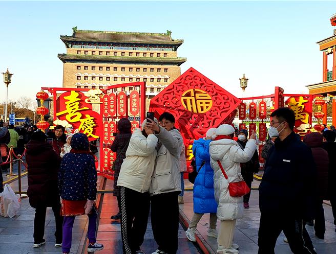 大陸多省份部署2025年經濟工作，擴大內需被擺在重要位置。圖為北京前門大街的旅遊人潮。（藍孝威攝）