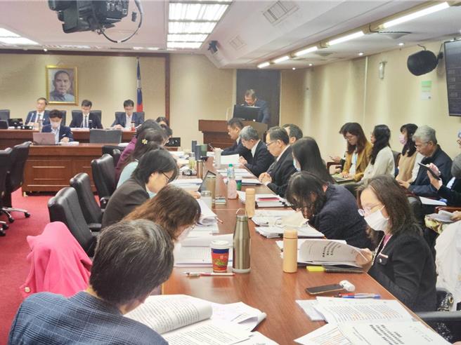 立法院社會福利及衛生環境委員會2日邀請相關部會就「推動友善職場、校園性騷擾與霸凌防治及長照悲歌並檢討現行長照制度缺與長照3.0規劃」專案報告。（林良齊攝）