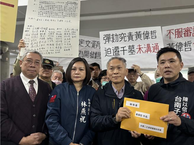 不滿永康二王基督墓園遭解除列冊，自救會2日前往市府陳情，前立委陳以信（右）代表自救會遞交陳請書。由副祕書長尤天厚（右二）代表接下。（曹婷婷攝）