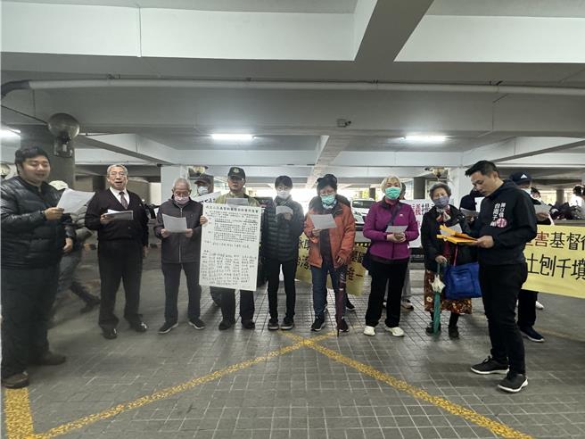 不滿永康二王基督墓園遭解除列冊，自救會2日前往市府陳情。（曹婷婷攝）