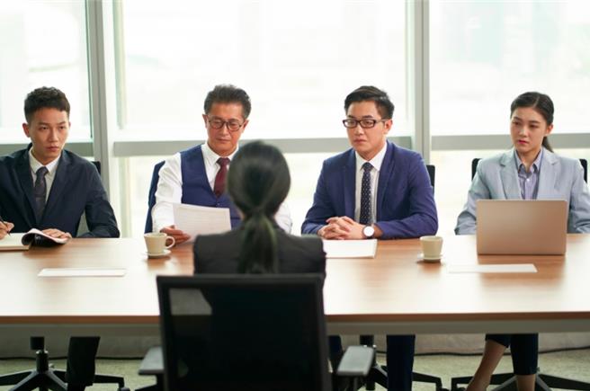 陸應屆生千軍萬馬擠進銀行，AI面試成了一道新門檻。（達志影像）