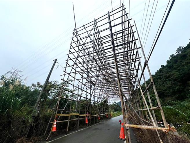 竹鹰架造型高挑直立，呈现门框式结构，与周围自然环境融为一体。（萧嘉蕙摄）