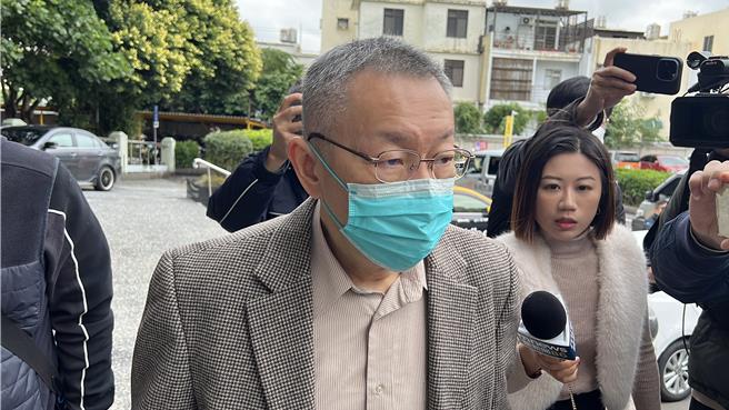 柯文哲2日上午10點38分趕返新竹探望柯爸柯承發，在醫院待了約莫45分鐘後搭車離開。（王惠慧攝）