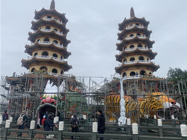 高雄左营莲池潭龙虎塔进行外部修缮工程，传出工人施工时没有安全措施，劳工局已要求停工接受调查，若查证属实将开罚。（郭良杰摄）