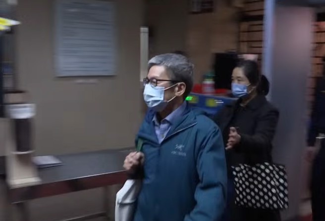 李文宗戴口罩沉默快速进入北院。(中时新闻网)