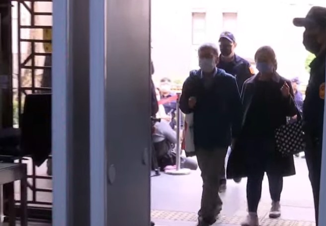 李文宗戴口罩沉默快速进入北院。(中时新闻网)