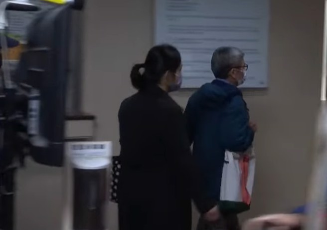 李文宗戴口罩沉默快速进入北院。(中时新闻网)