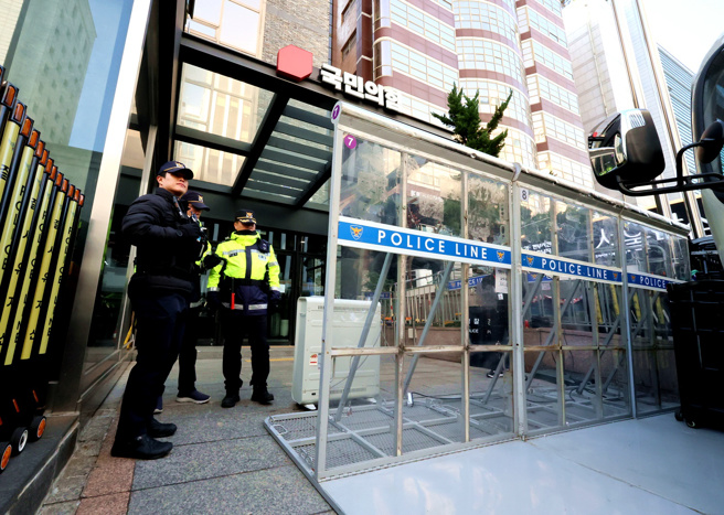 南韩总统尹锡悦所属的国民力量党总部2日收到炸弹威胁，南韩警方紧急出动突袭队搜索。（资料照／TPG、达志影像）