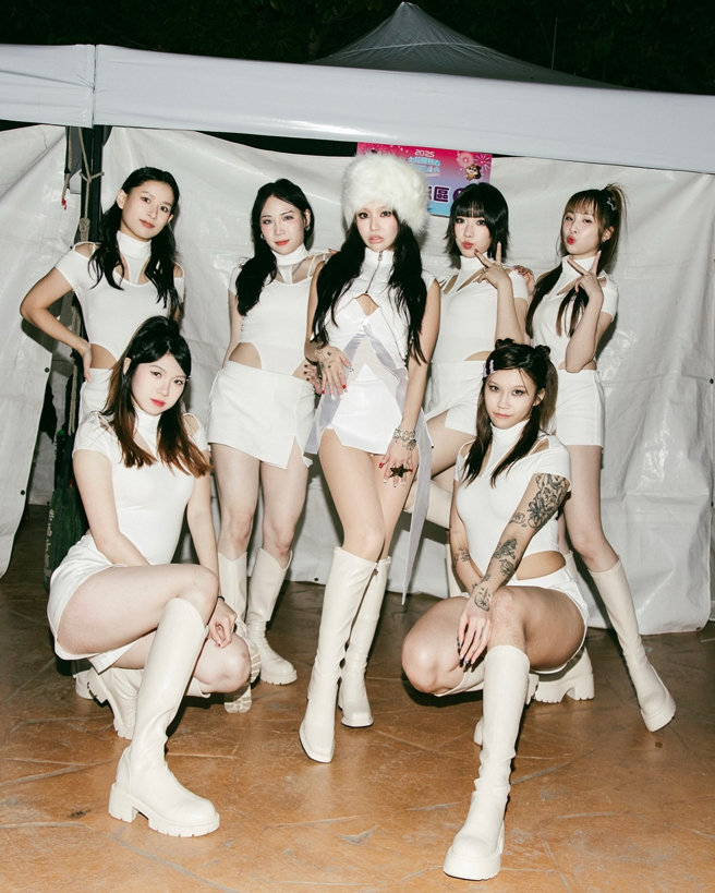 陈芳语和舞群合照。（图／翻摄自lekimberleyy IG）