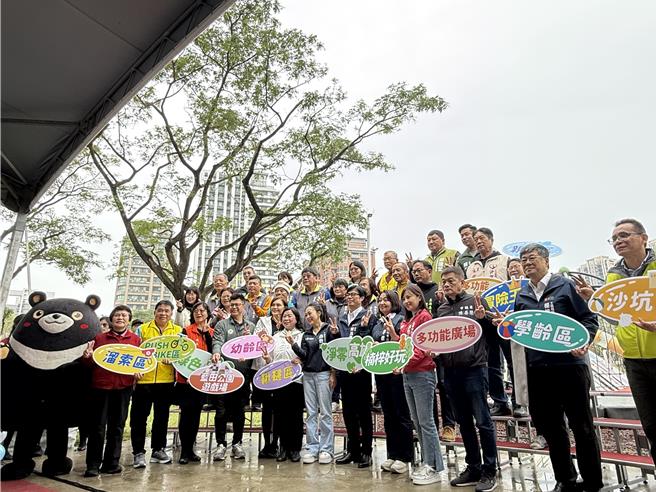 高雄楠梓区蓝田公园正式启用，2日启动典礼由陈其迈、工务局长杨钦富，以及左营、楠梓区眾多市议员和里长共同参与见证。（纪爰摄）