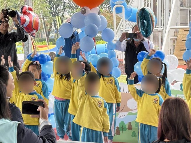 现场由达仁幼儿园、小豆豆幼儿园的学童带来歌舞表演作为典礼序幕。（纪爰摄）