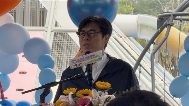 高雄市长陈其迈致词时笑着说，过去眾多议员针对蓝田公园议题质询，「今天终于可以给议员们一个交代了」。（纪爰摄）