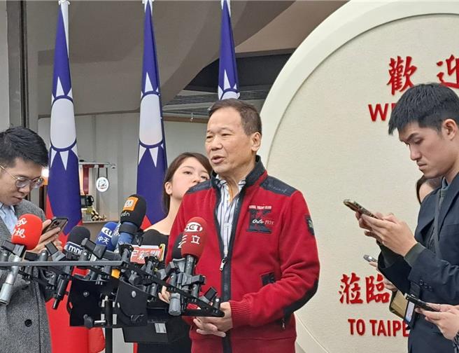 台北地检署侦办京华城案，前民眾党主席柯文哲4人再获台北地院裁定交保提出抗告，台湾高等法院1日作出裁定，撤销原裁定，发回台北地方法院。国民党台北市议员锺小平（中）2日表示，柯文哲这次有很高的机会被羁押。（温予菱摄）