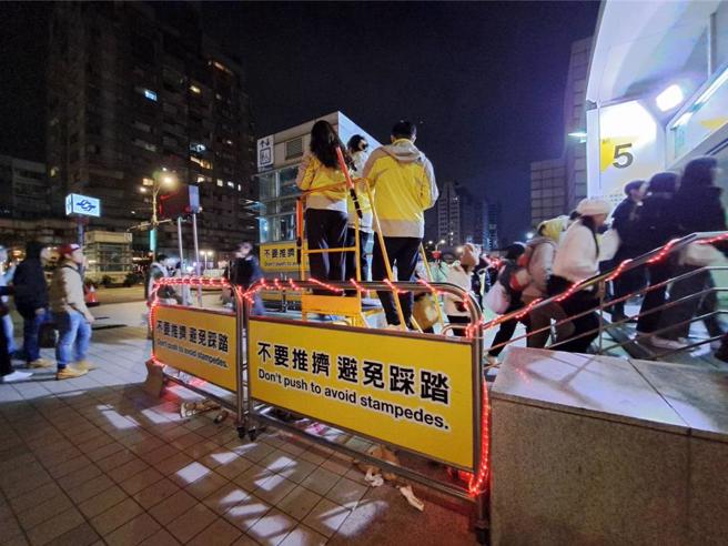 跨年夜台北捷运提供42小时加班列车，还有逾7500名工作人员、义交及民间志工投入活动，让人潮可以顺利在凌晨2时10分疏散。（本报资料照）