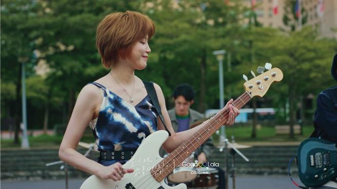 《花香2》程予希弹起贝斯，以红色短髮摇滚新造型亮相。（GagaOOLala提供）