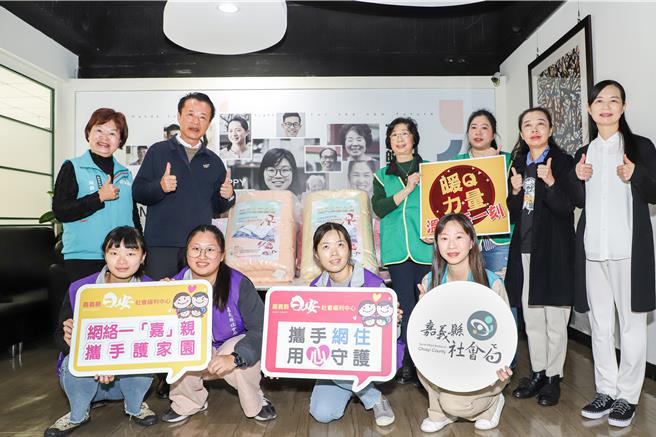 简天生纪念基金会今(2日)携手台湾甜豆文艺及健康促进协会，捐赠300件冬被给嘉义县。(嘉义县政府提供／吕妍庭嘉义传真)