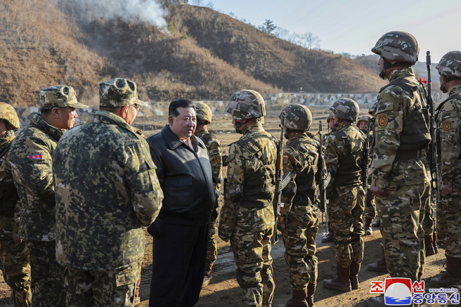 北韓領導人金正恩於2024年3月6日在北韓西部的一處作戰訓練基地視察期間會見士兵。（圖／美聯社）