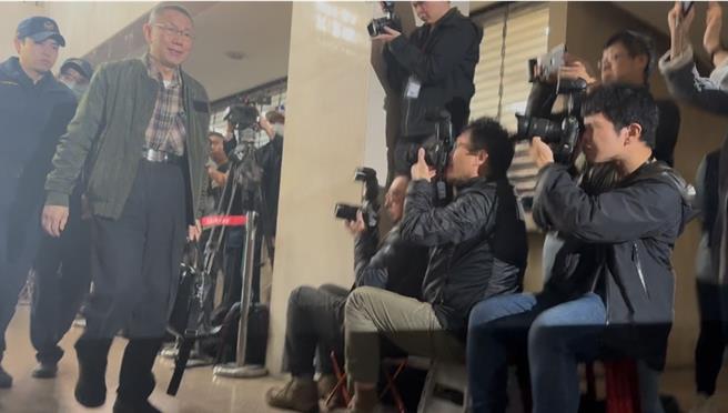 柯文哲于下午1点06分步入台北地检署，等候开庭。（赖佩璇摄）