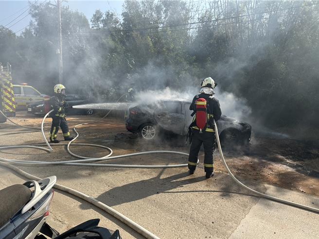 金门大学附近早餐店门口今早惊传一起火烧车意外！消防局获报立即出动各式消防车4辆及消防人员11名前往抢救。(图／金门县消防局提供)