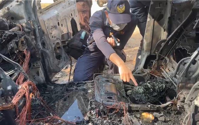 警方后续于副驾驶座发现疑似为行动电源的残骸，很有可能是造成起火的原因，但详细肇因仍需由消防局火灾调查科进行鑑定。(图／民眾提供)