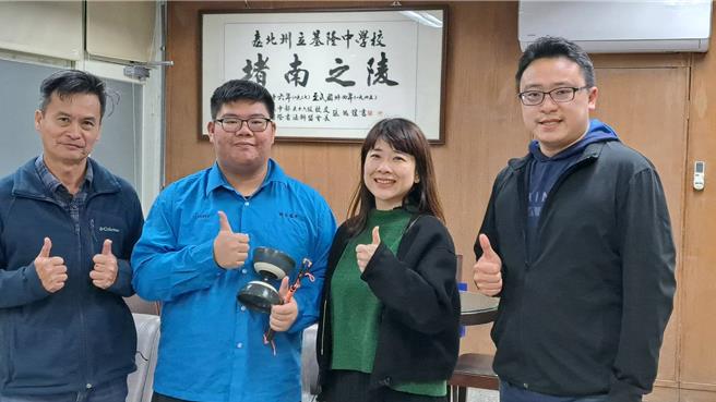 家境清寒，就讀國立基隆高中數理班的王辰瀚（左二）近日在台大及清大的希望入學放榜均上榜。（基隆高中提供／徐佑昇基隆傳真）