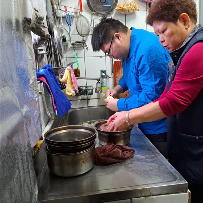 家境清寒，就讀國立基隆高中數理班的王辰瀚（左二）近日在台大及清大的希望入學放榜均上榜。（基隆高中提供／徐佑昇基隆傳真）