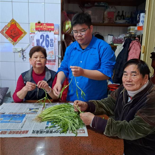 家境清寒，就讀國立基隆高中數理班的王辰瀚（左二）近日在台大及清大的希望入學放榜均上榜。（基隆高中提供／徐佑昇基隆傳真）