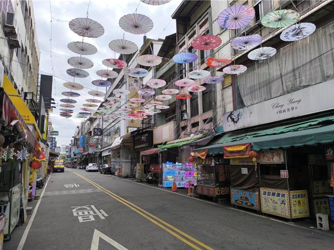 台中市豐原廟東復興商圈欲在豐原市區封街舉辦年貨大街引發反彈。（李京昇攝）