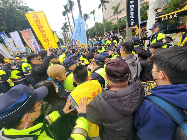 活动尾声时劳团群情激愤，号召现场陈抗劳工移动到行政院前抗议，一度与现场维持秩序的警方发生推挤。（黄敬文摄）