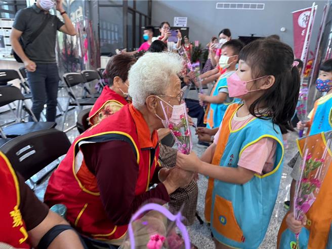 苗栗縣長鍾東錦要求社會處等加強獨居長輩與街友關懷。（華山基金會提供／謝明俊栗傳真）