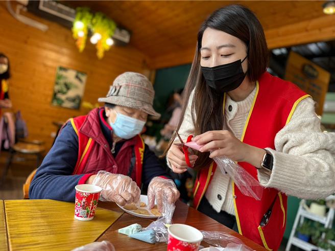 苗栗縣長鍾東錦要求社會處等加強獨居長輩與街友關懷。（華山基金會提供／謝明俊栗傳真）
