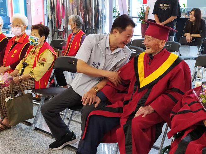 苗栗縣長鍾東錦要求社會處等加強獨居長輩與街友關懷。（華山基金會提供／謝明俊栗傳真）