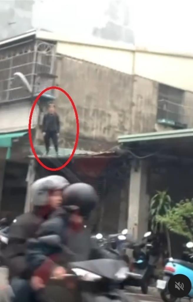 阮男逃到屋顶上。（民眾提供／李京升台中传真）
