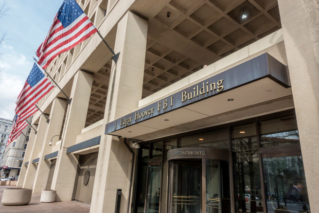 美國聯邦調查局（FBI）突襲維吉尼亞州一處農場，在一名男子家中搜出超過150枚自製管狀炸彈，破FBI歷史紀錄。圖為FBI總部大樓。（資料照：shutterstock／達志）