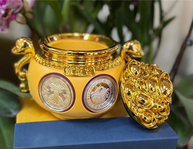 罗姓妇人至竹山紫南宫排队领钱母时昏倒，送医急救不治，庙方深感遗憾，将送套币以示慰问。（杨静茹摄）